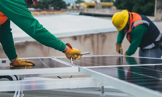 ☀️ Pourquoi choisir une installation solaire hybride au Sénégal : avantages, coûts et solutions
