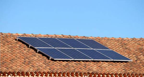 De combien de panneaux solaires ai-je besoin pour alimenter ma maison ?