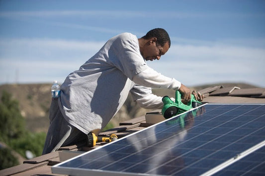 Dites Adieu aux Factures Élevées : Pourquoi les Batteries Lithium pour Solaire sont l'Investissement du Futur - NRJSOLAIRE