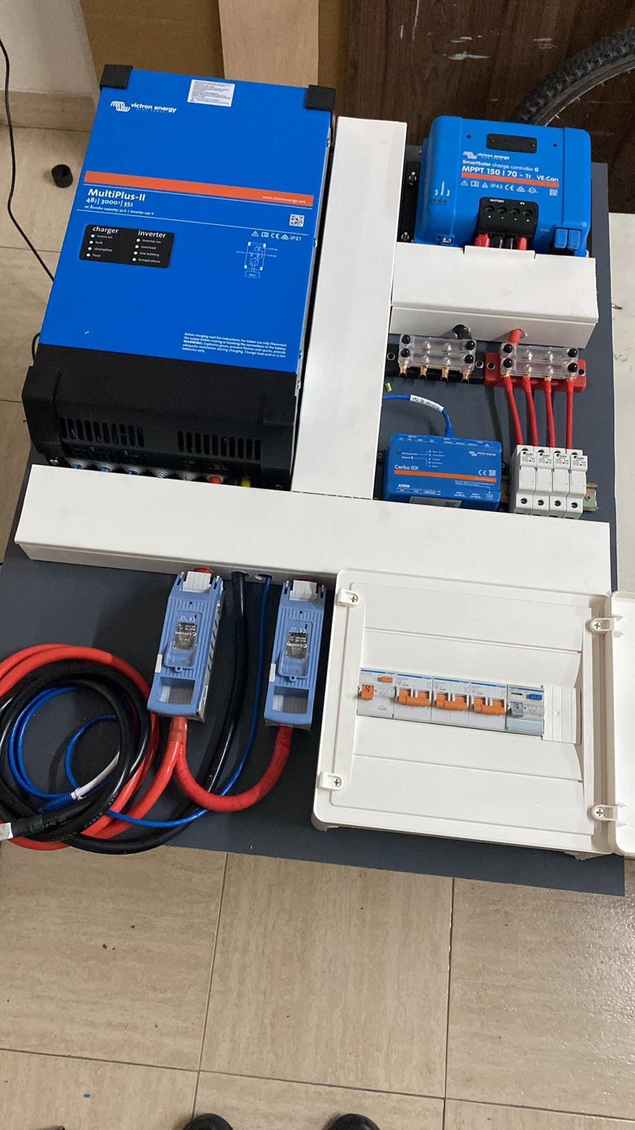 Ensemble MultiPlus-II, MPPT et protections DC sur platine