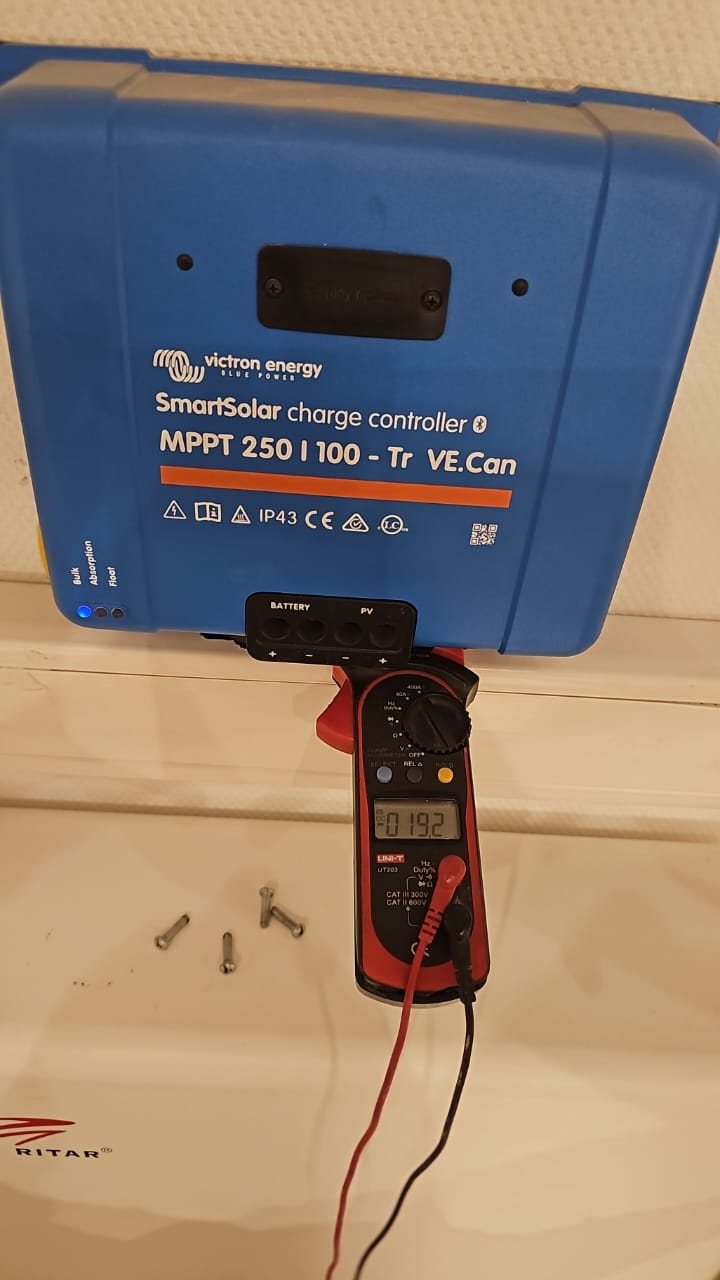 Contrôle d'un régulateur Victron SmartSolar MPPT à la pince ampèremétrique