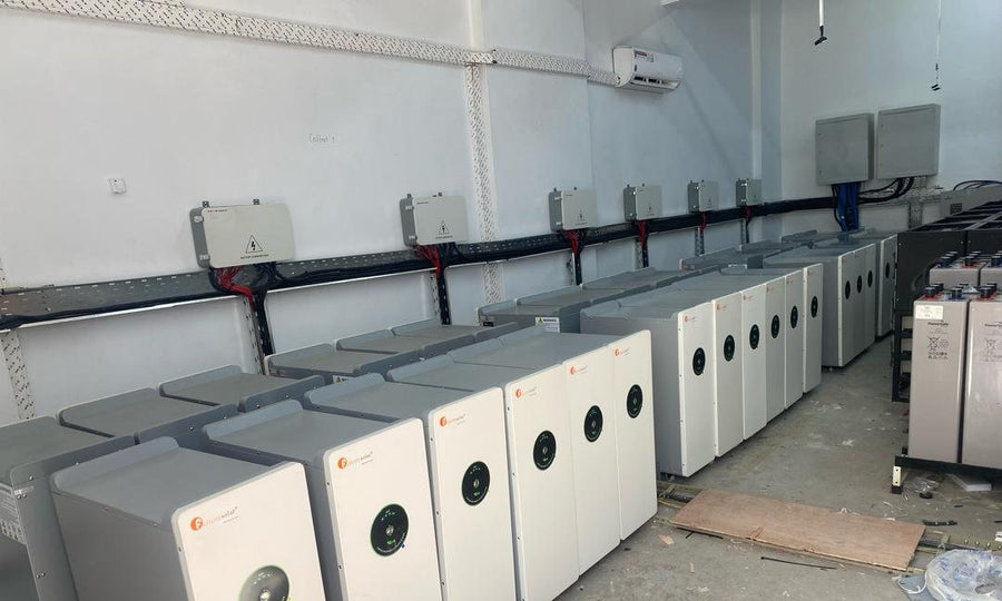 Salle énergie Expresso Sénégal : rangées de batteries lithium Felicity Solar et coffrets DC installés par NRJSOLAIRE