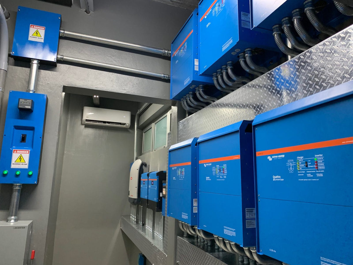 Local technique NRJSOLAIRE : onduleurs-chargeurs Victron en ligne et armoire de protection