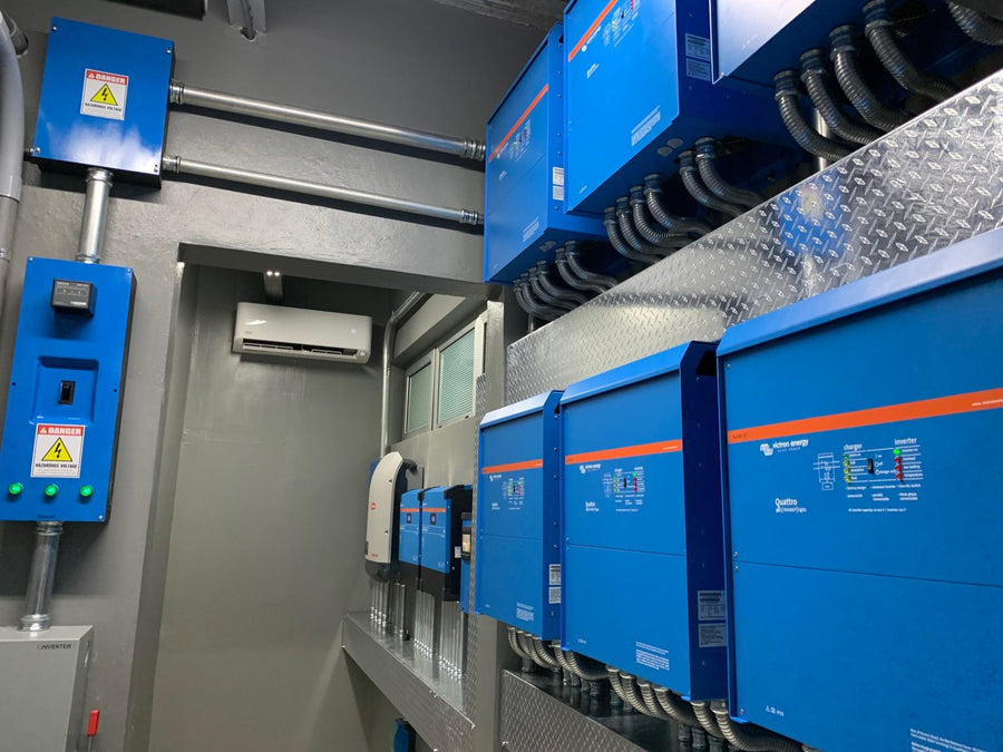 Local technique en conteneur : onduleurs-chargeurs Victron en ligne et armoire de protection
