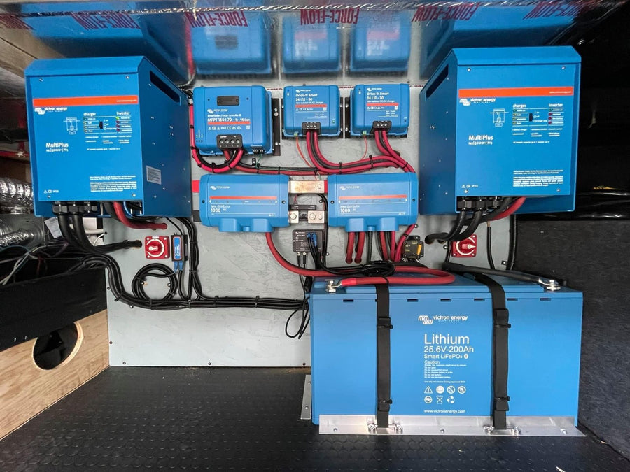 Installation solaire hybride Victron : onduleurs-chargeurs MultiPlus, régulateurs MPPT et batterie lithium
