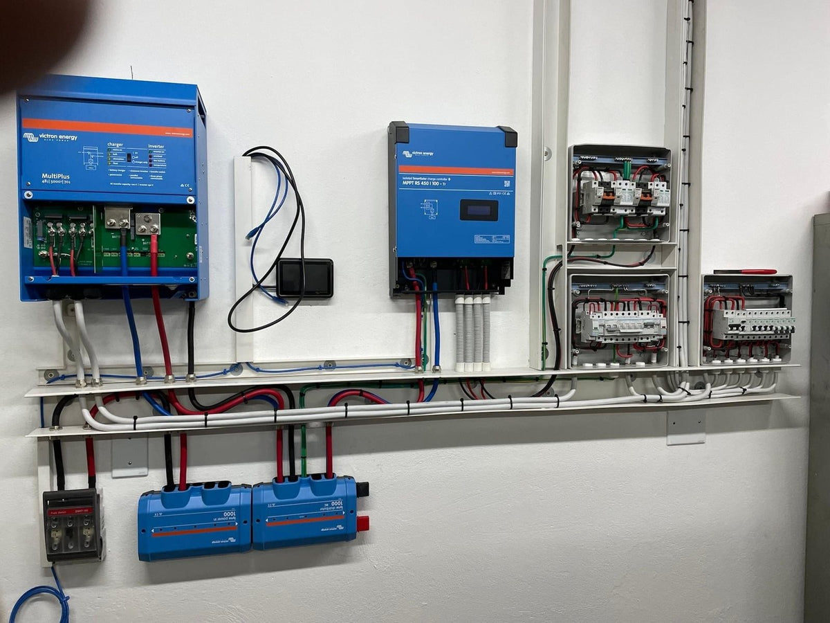MultiPlus et régulateur MPPT Victron avec câblage en goulottes et protections AC
