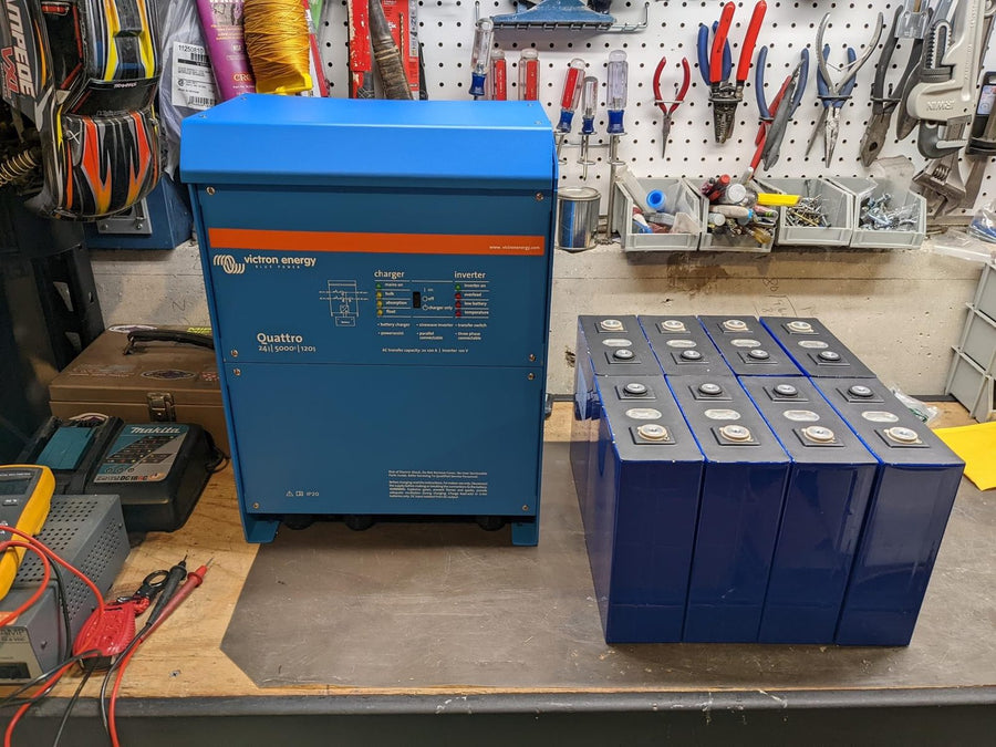 Atelier NRJLAB : onduleur-chargeur Victron Quattro et cellules lithium sur l'établi d'essai
