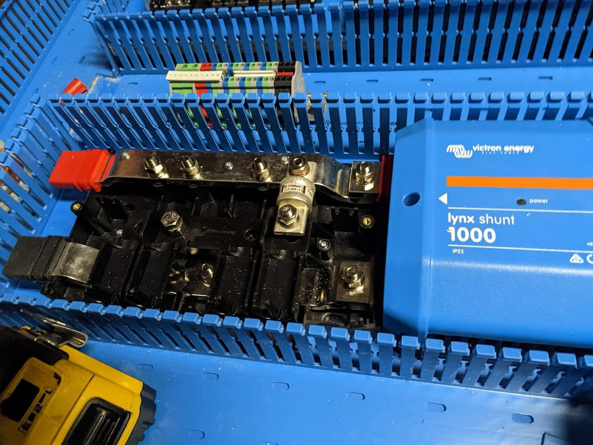 Atelier NRJLAB : shunt Victron Lynx et répartiteur DC en cours de montage