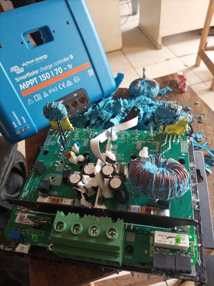 Atelier NRJLAB : carte de puissance endommagée d'un régulateur MPPT en diagnostic