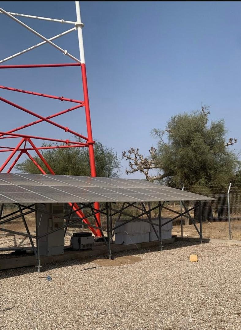 Ombrière photovoltaïque et armoires d'énergie au pied d'un pylône télécom au Sénégal