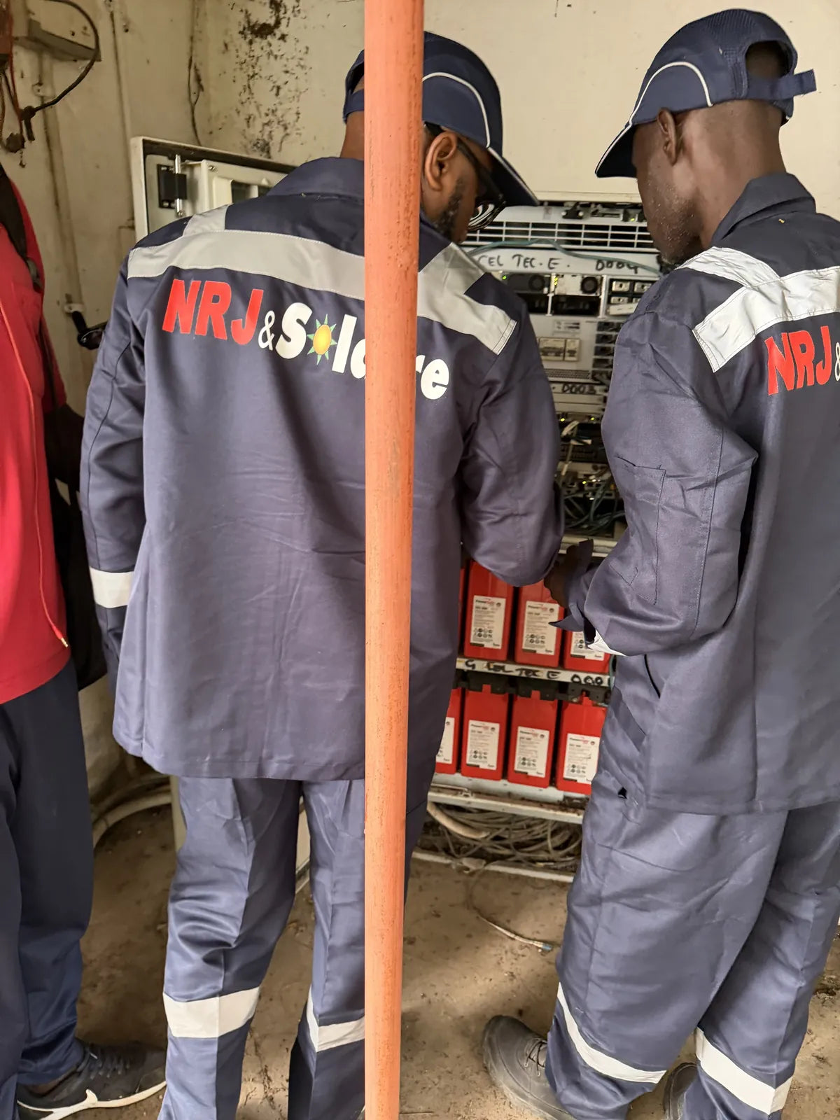 Techniciens NRJSOLAIRE contrôlant une baie télécom et son parc de batteries, site YCELL en Gambie